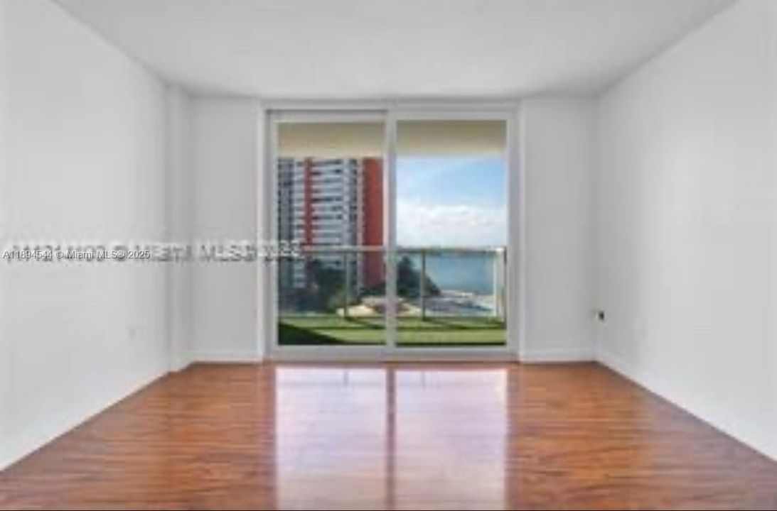 最近租的: $1,800 (1 贝兹, 2 浴室, 861 平方英尺)