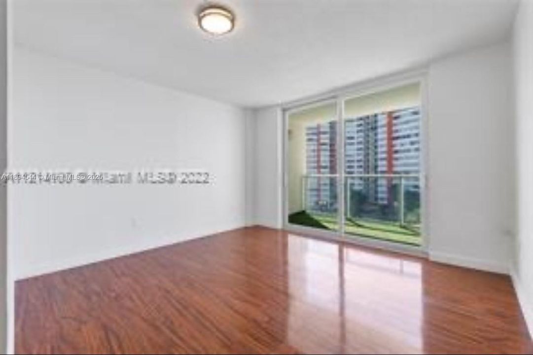 最近租的: $1,800 (1 贝兹, 2 浴室, 861 平方英尺)