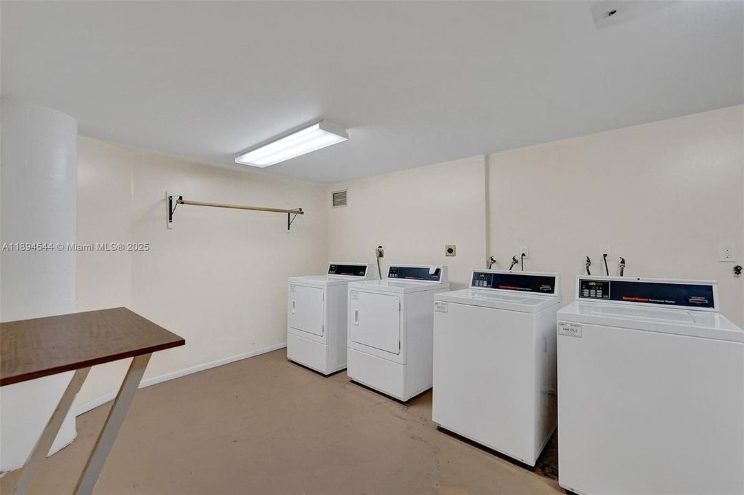 最近租的: $1,800 (1 贝兹, 2 浴室, 861 平方英尺)