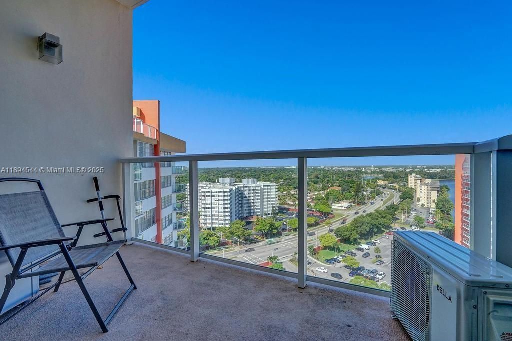 最近租的: $1,800 (1 贝兹, 2 浴室, 861 平方英尺)