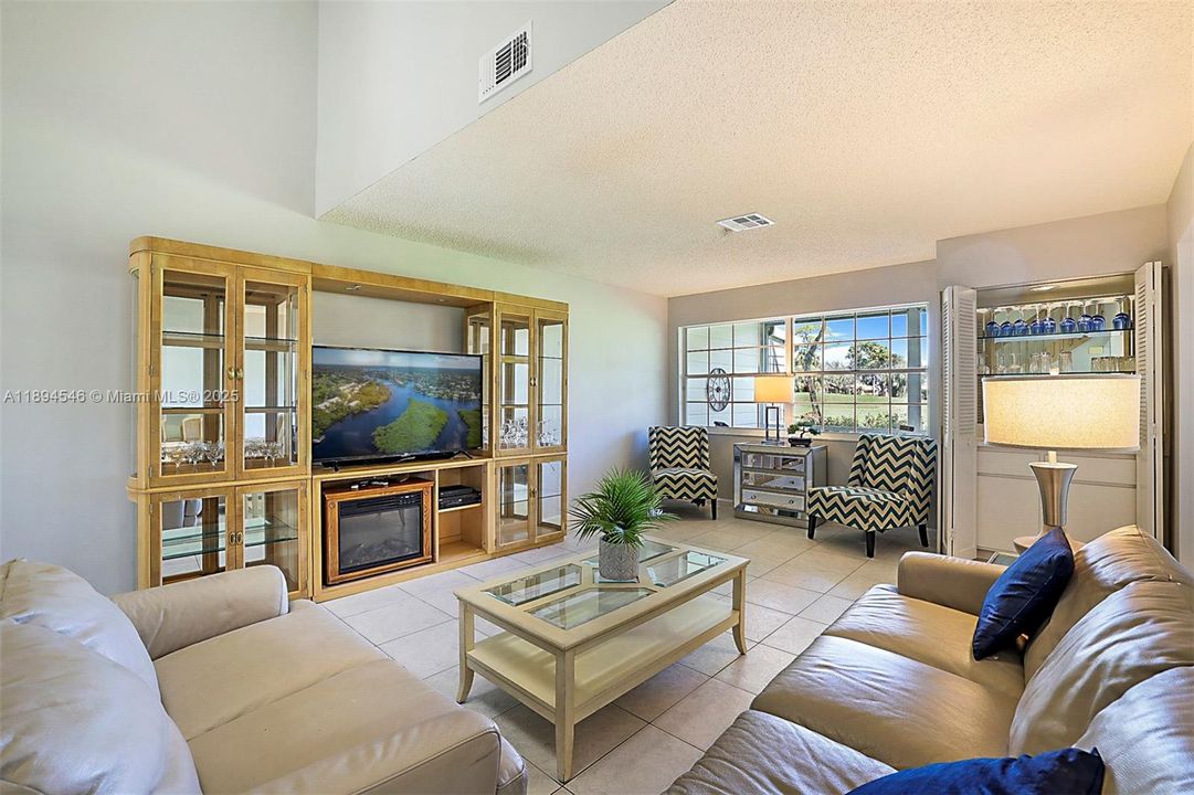 Hugh vaulted ceilngs with skylights. Beautiful viiesof the Golf course from all rooms.