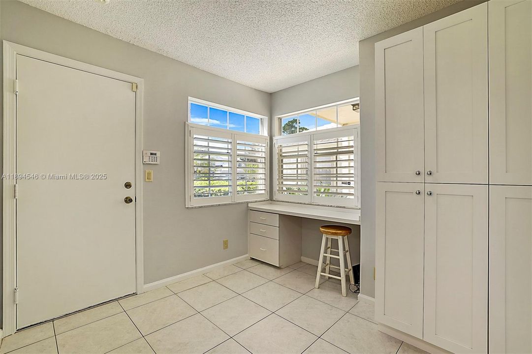 Seperate office /work station or eat in Kitchen area nook