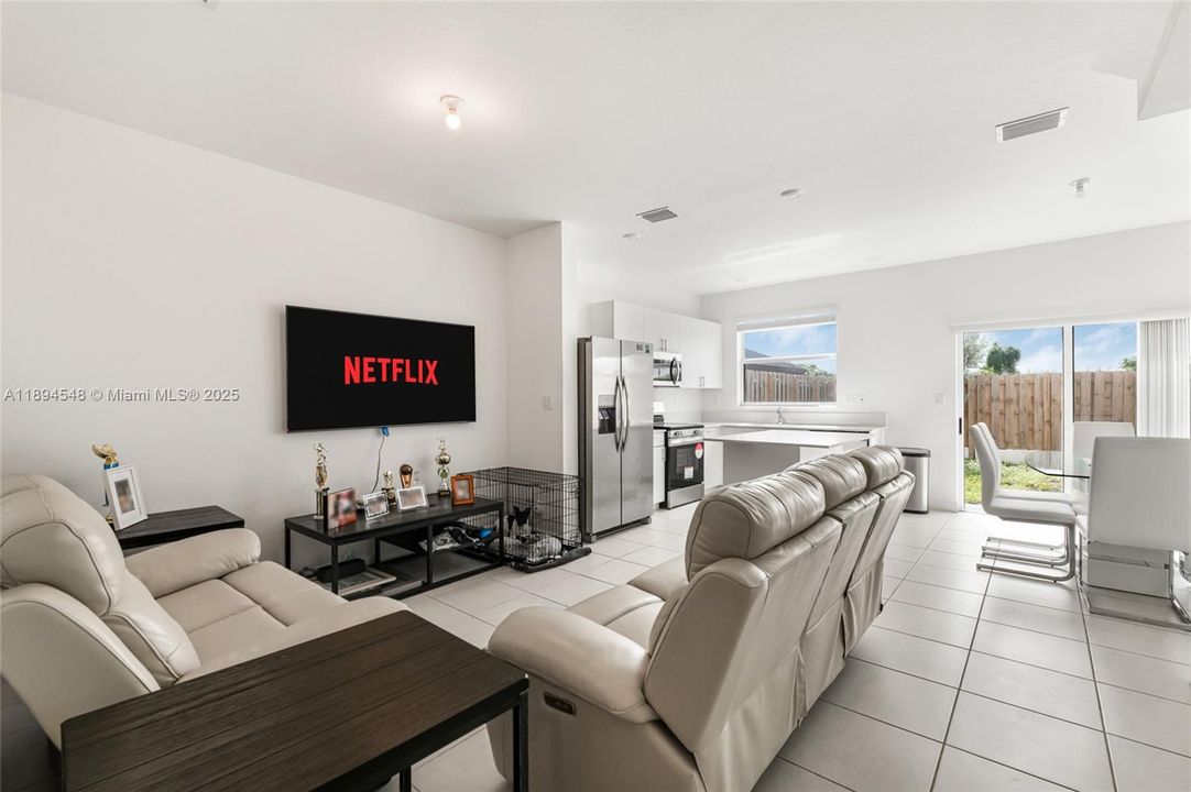 出租: $3,200 (3 贝兹, 3 浴室, 1328 平方英尺)