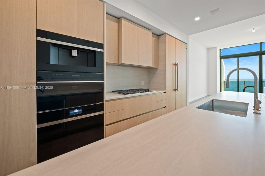 For Sale: $4,100,000 (3 beds, 3 baths, 2500 Square Feet)