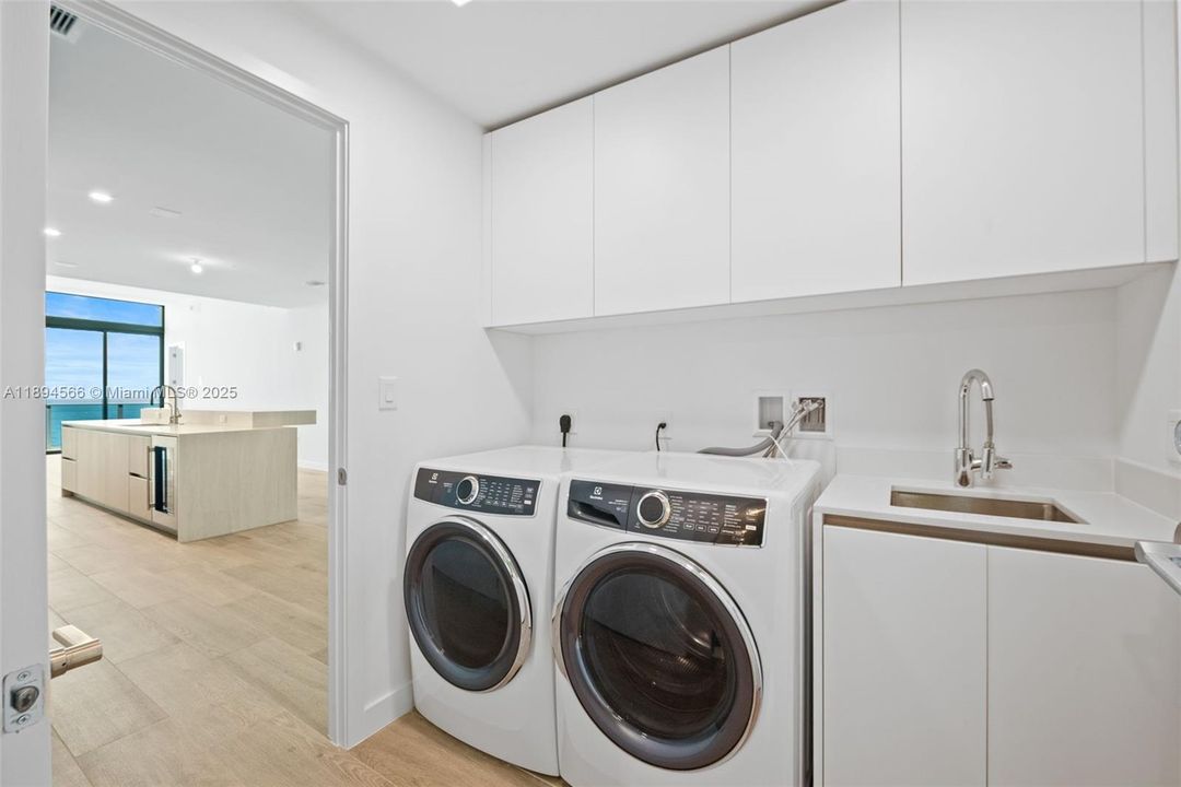 For Sale: $4,100,000 (3 beds, 3 baths, 2500 Square Feet)