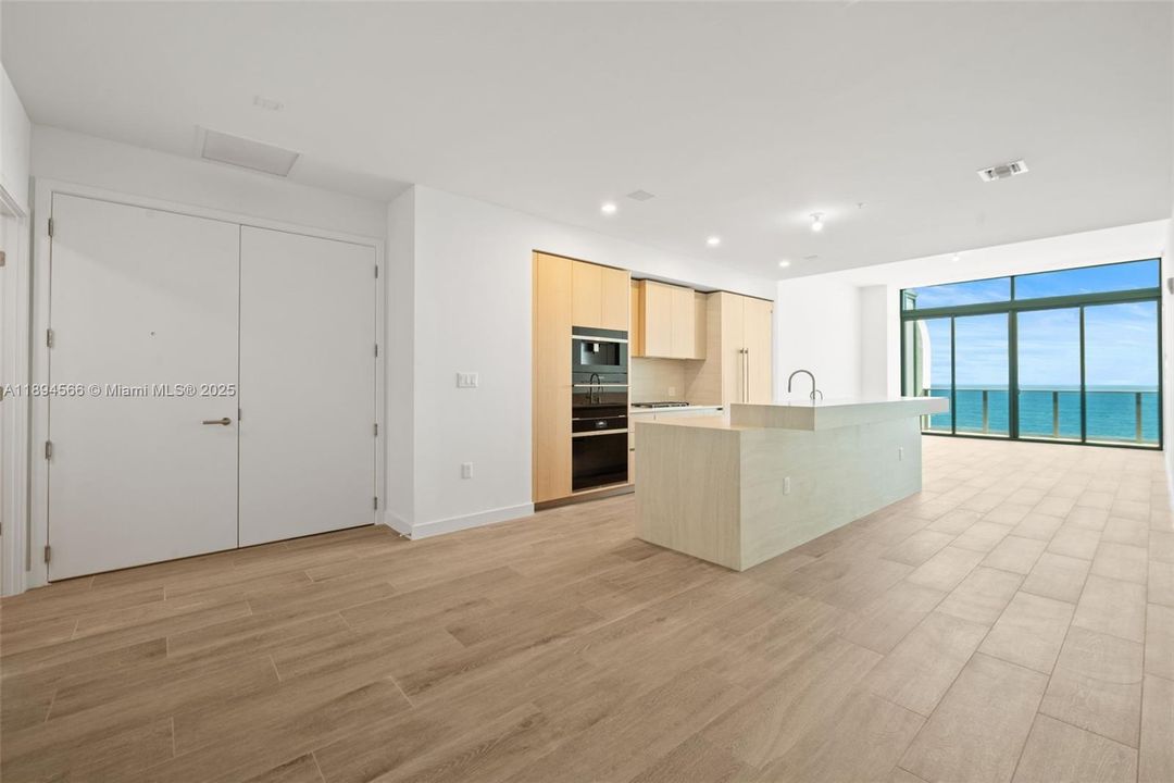 For Sale: $4,100,000 (3 beds, 3 baths, 2500 Square Feet)