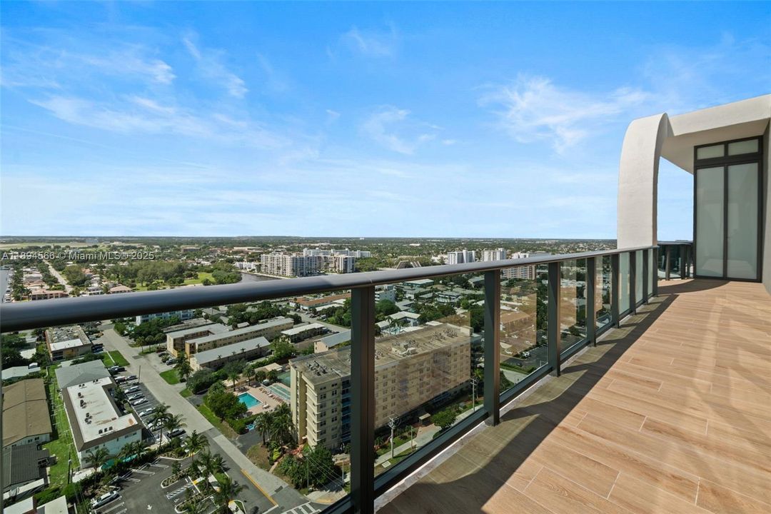 For Sale: $4,100,000 (3 beds, 3 baths, 2500 Square Feet)