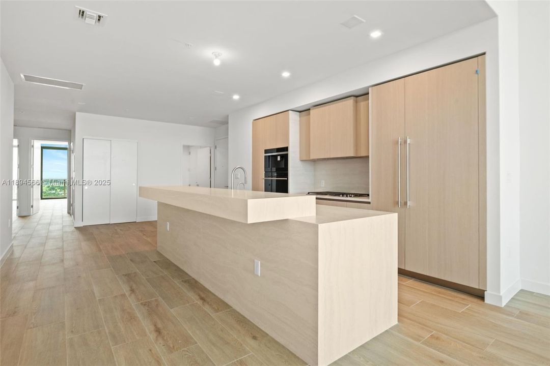 For Sale: $4,100,000 (3 beds, 3 baths, 2500 Square Feet)