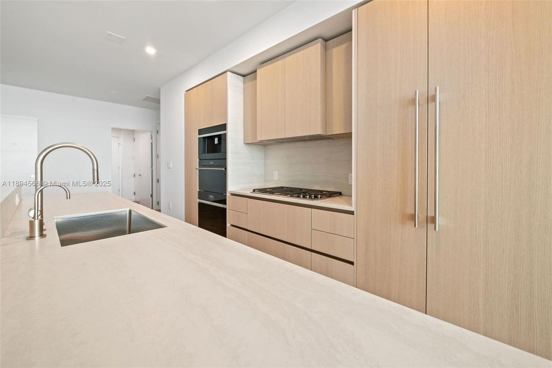 For Sale: $4,100,000 (3 beds, 3 baths, 2500 Square Feet)