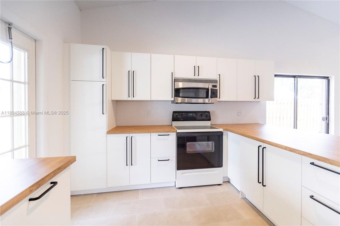 出租: $5,100 (3 贝兹, 2 浴室, 1852 平方英尺)