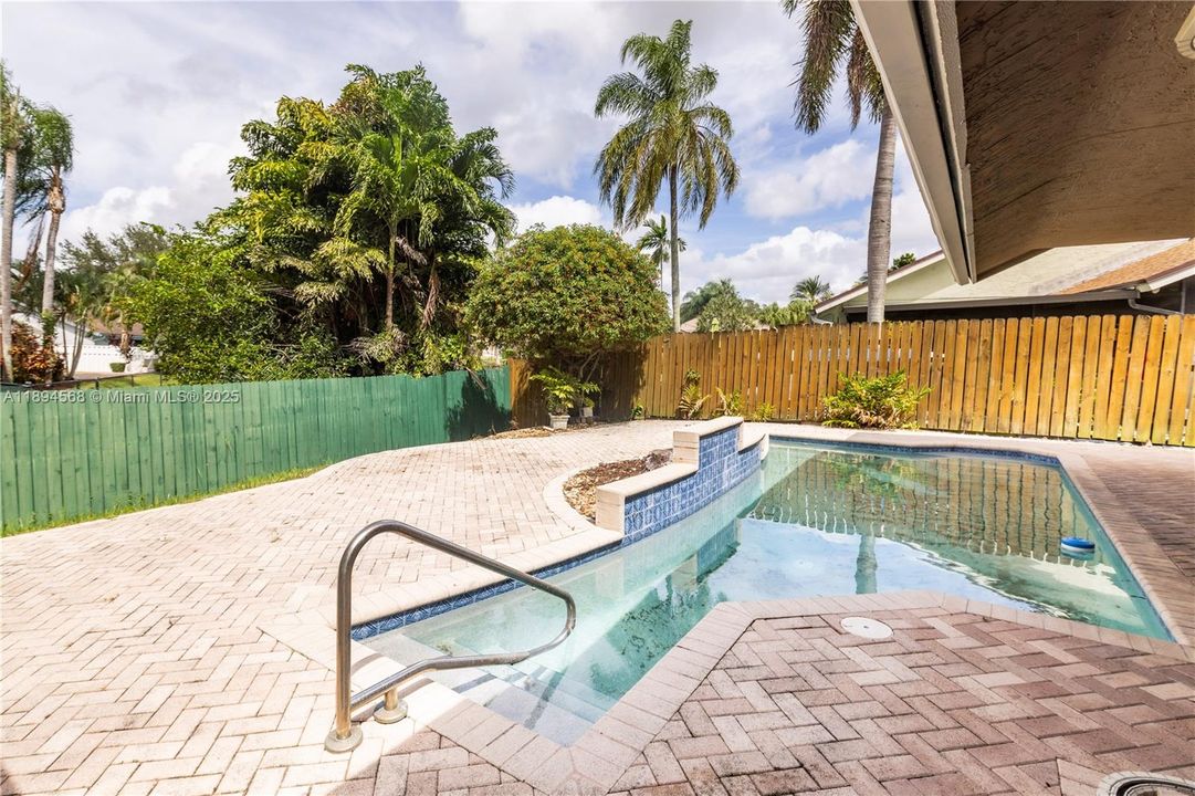 出租: $5,100 (3 贝兹, 2 浴室, 1852 平方英尺)