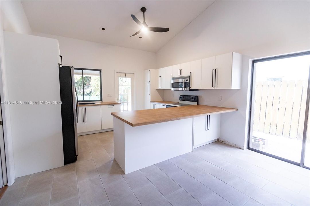 出租: $5,100 (3 贝兹, 2 浴室, 1852 平方英尺)