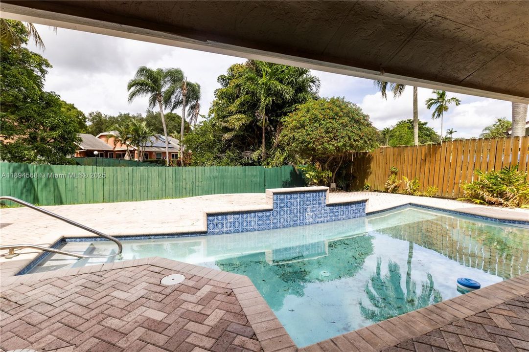 出租: $5,100 (3 贝兹, 2 浴室, 1852 平方英尺)