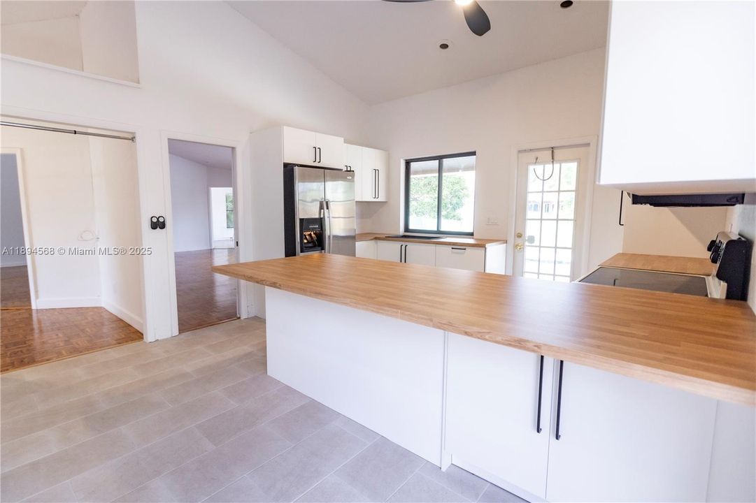 出租: $5,100 (3 贝兹, 2 浴室, 1852 平方英尺)