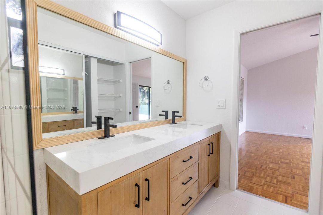 出租: $5,100 (3 贝兹, 2 浴室, 1852 平方英尺)