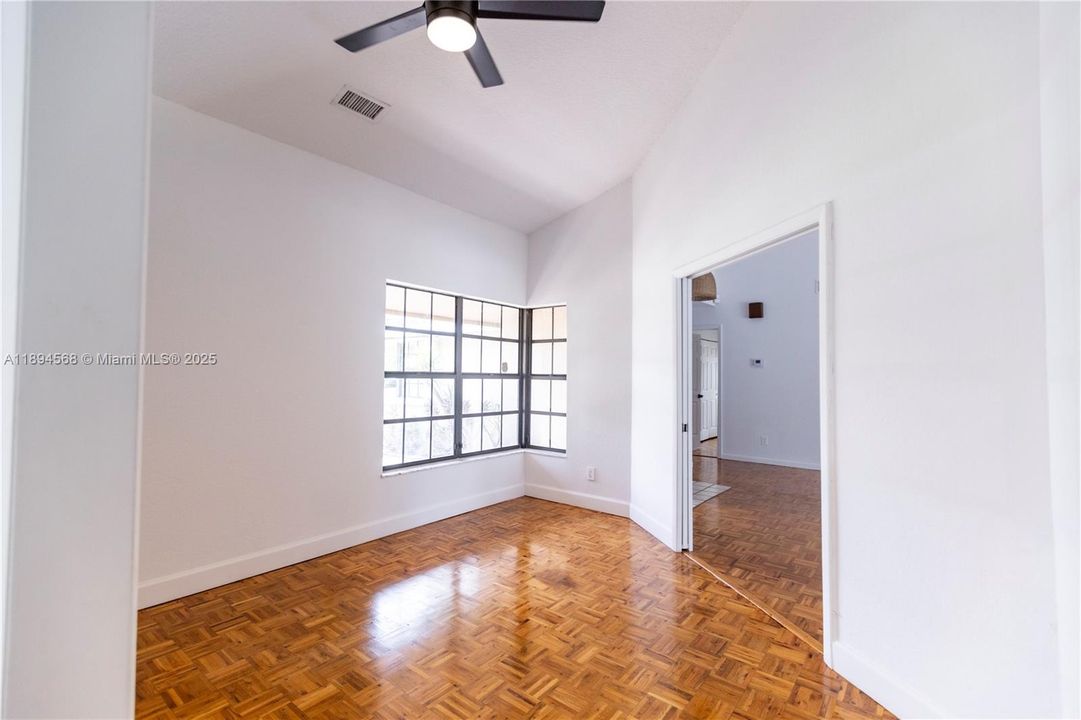 出租: $5,100 (3 贝兹, 2 浴室, 1852 平方英尺)