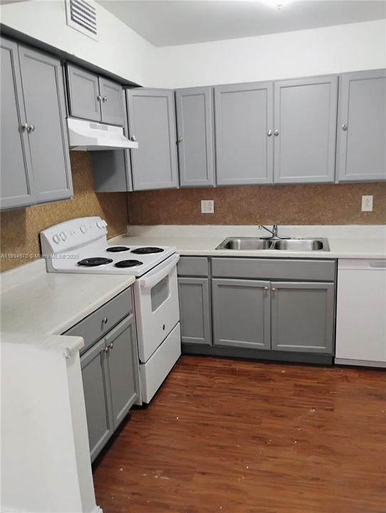 For Sale: $118,000 (1 beds, 1 baths, 800 Square Feet)
