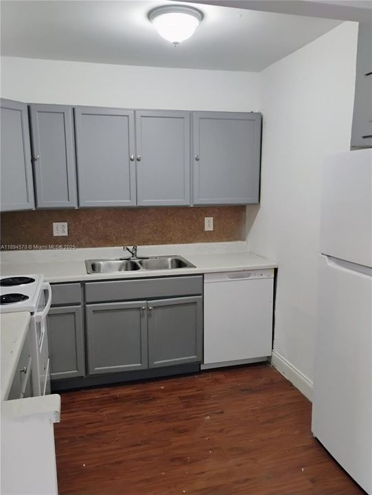 For Sale: $118,000 (1 beds, 1 baths, 800 Square Feet)