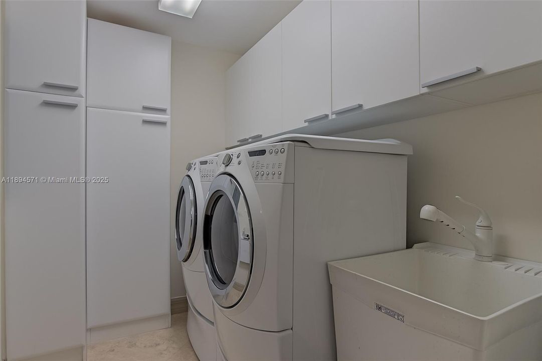PRIVATE LAUNDRY ROOM