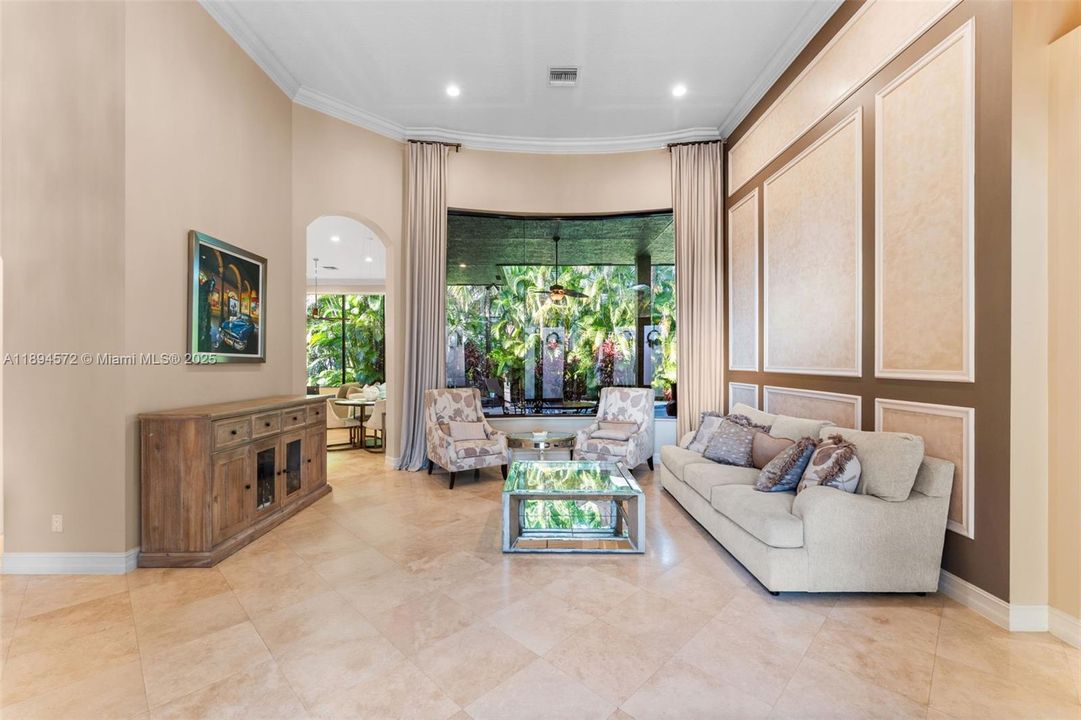 出租: $12,500 (5 贝兹, 3 浴室, 3192 平方英尺)