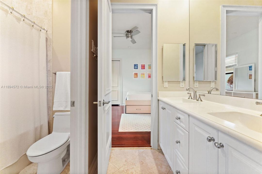 出租: $12,500 (5 贝兹, 3 浴室, 3192 平方英尺)