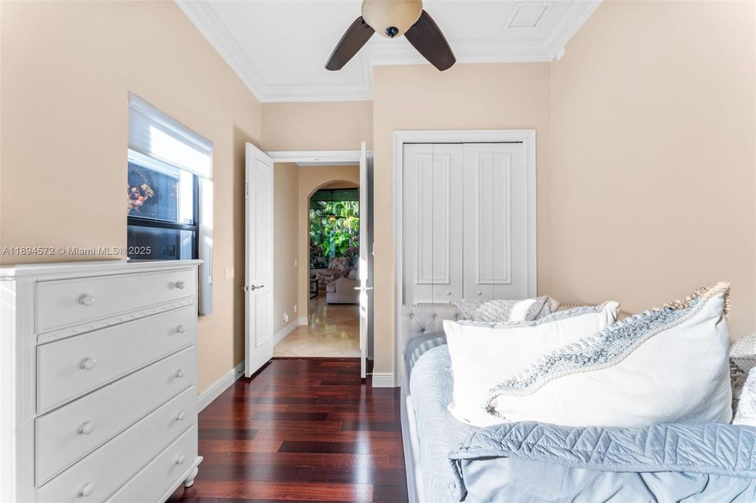 出租: $12,500 (5 贝兹, 3 浴室, 3192 平方英尺)