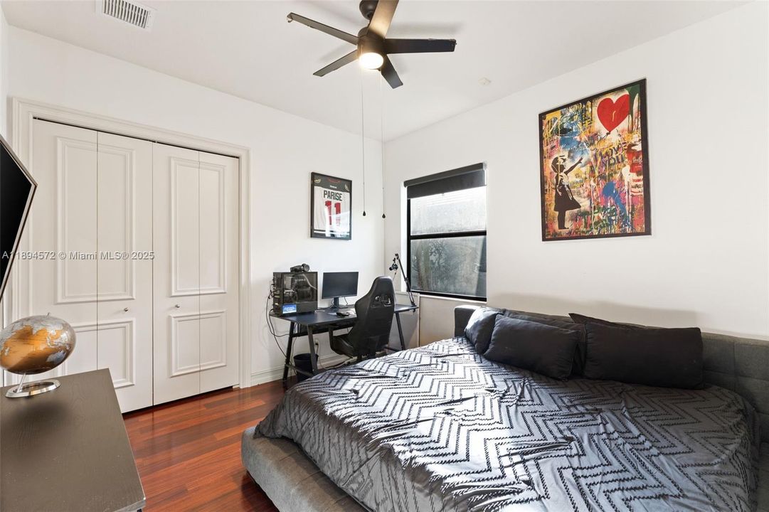 出租: $12,500 (5 贝兹, 3 浴室, 3192 平方英尺)