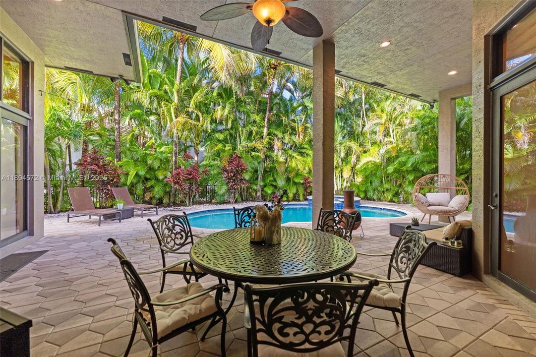 出租: $12,500 (5 贝兹, 3 浴室, 3192 平方英尺)