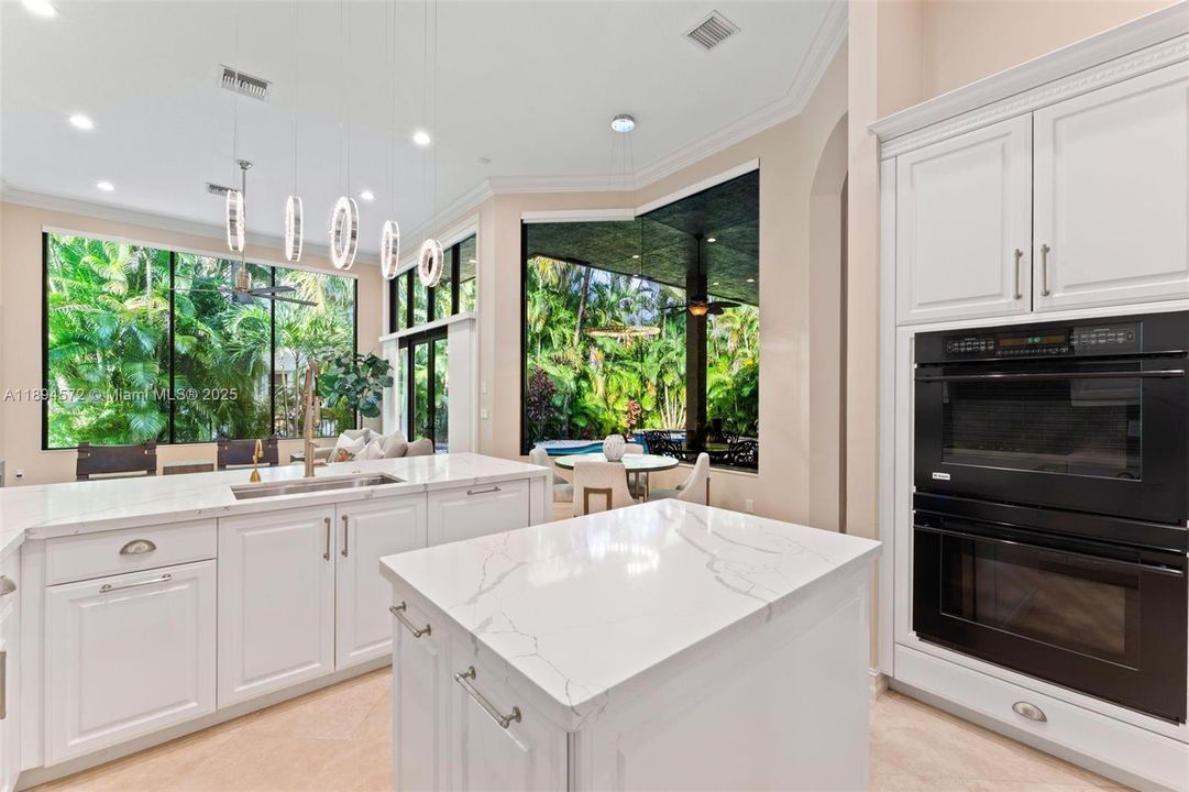 出租: $12,500 (5 贝兹, 3 浴室, 3192 平方英尺)