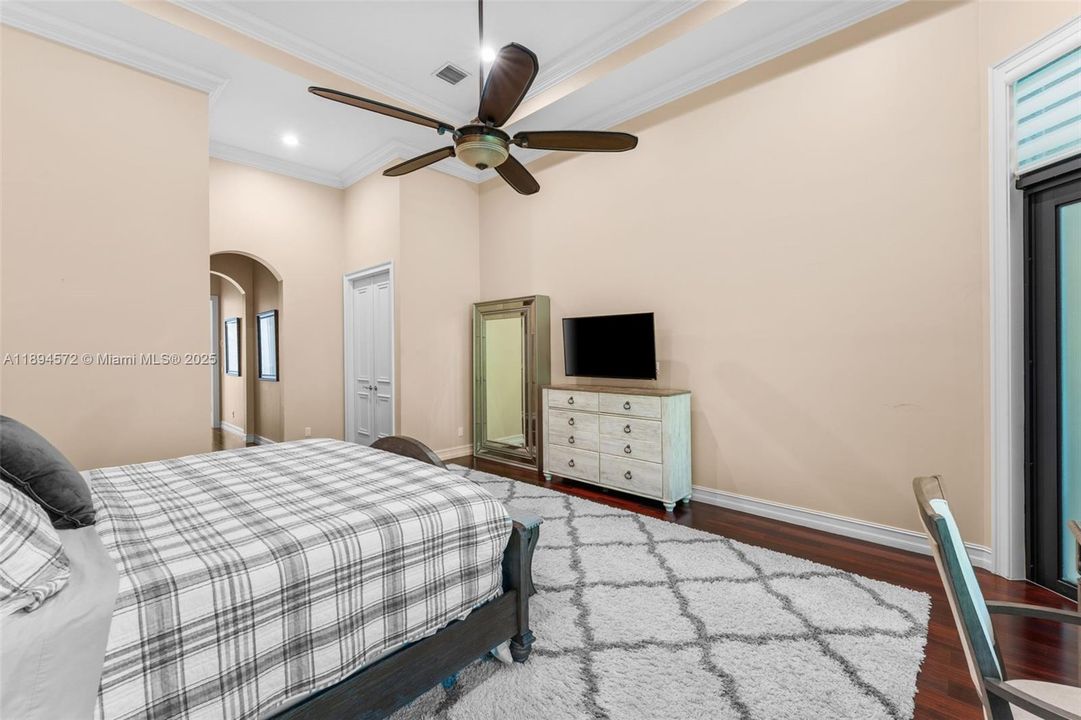 出租: $12,500 (5 贝兹, 3 浴室, 3192 平方英尺)