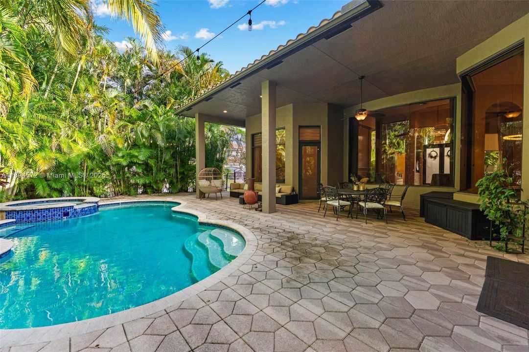 出租: $12,500 (5 贝兹, 3 浴室, 3192 平方英尺)