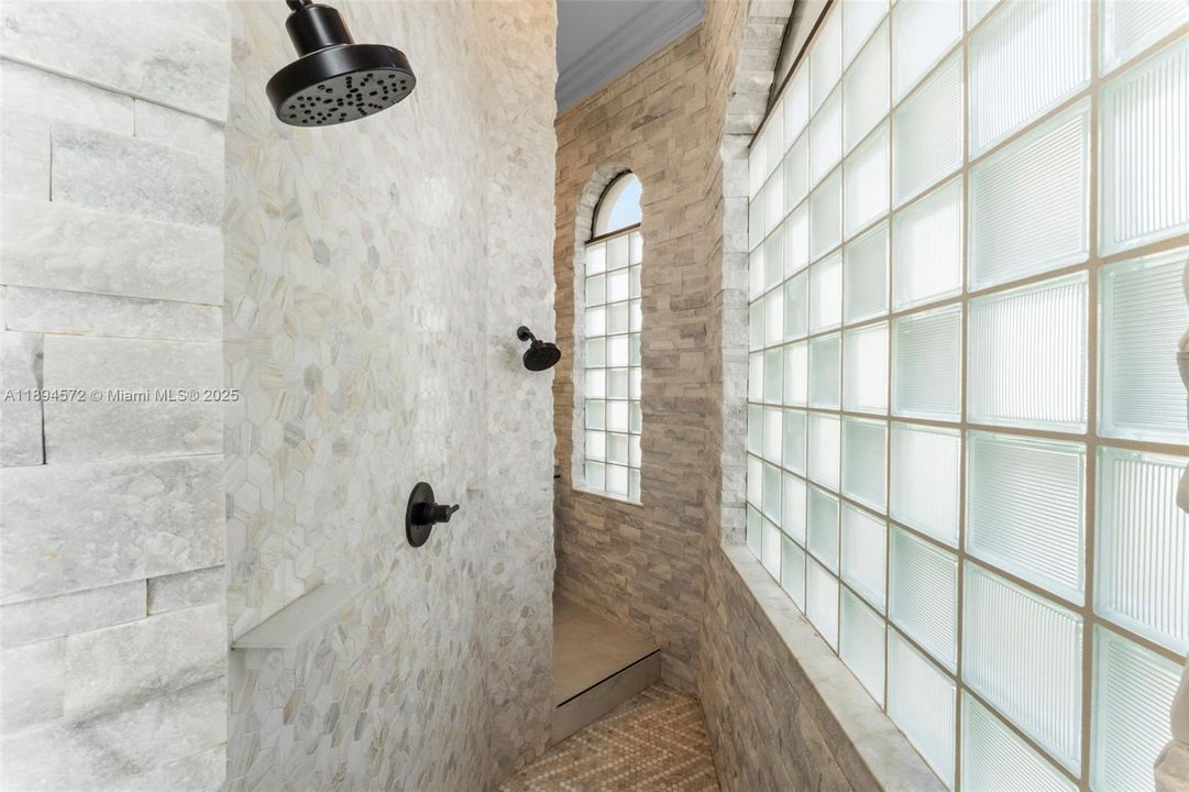 出租: $12,500 (5 贝兹, 3 浴室, 3192 平方英尺)