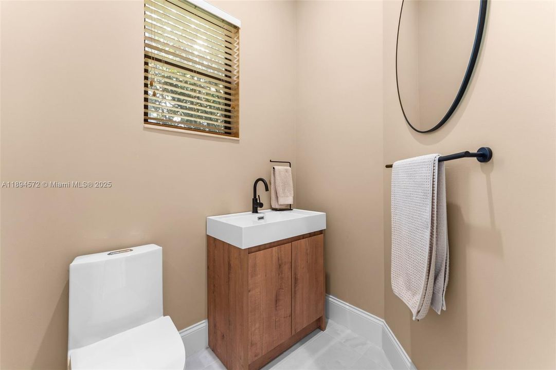 出租: $12,500 (5 贝兹, 3 浴室, 3192 平方英尺)