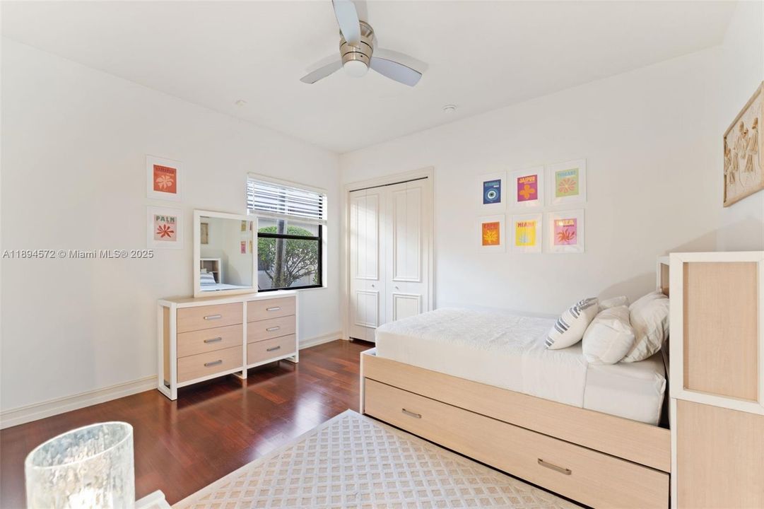 出租: $12,500 (5 贝兹, 3 浴室, 3192 平方英尺)