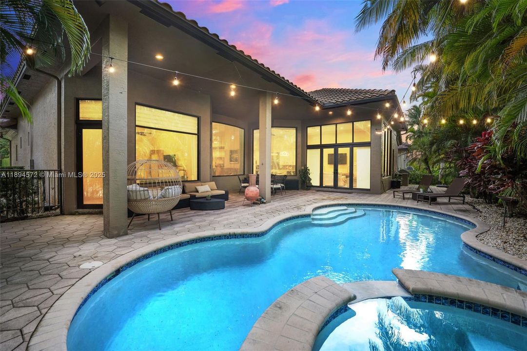 出租: $12,500 (5 贝兹, 3 浴室, 3192 平方英尺)