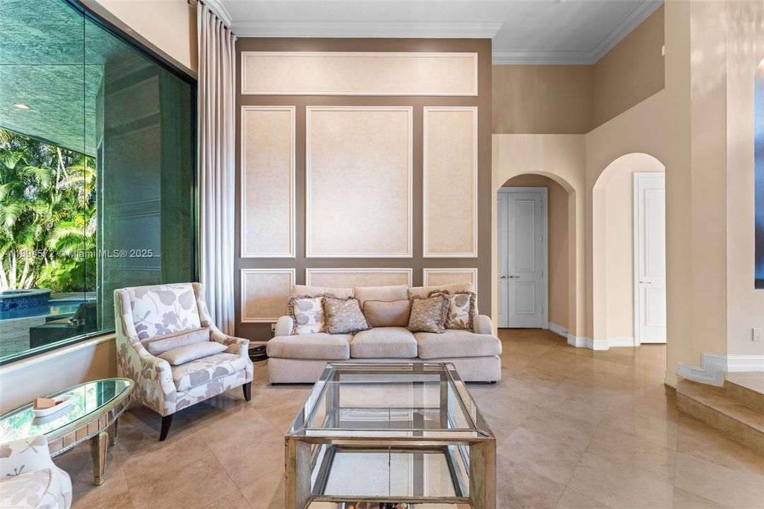 出租: $12,500 (5 贝兹, 3 浴室, 3192 平方英尺)