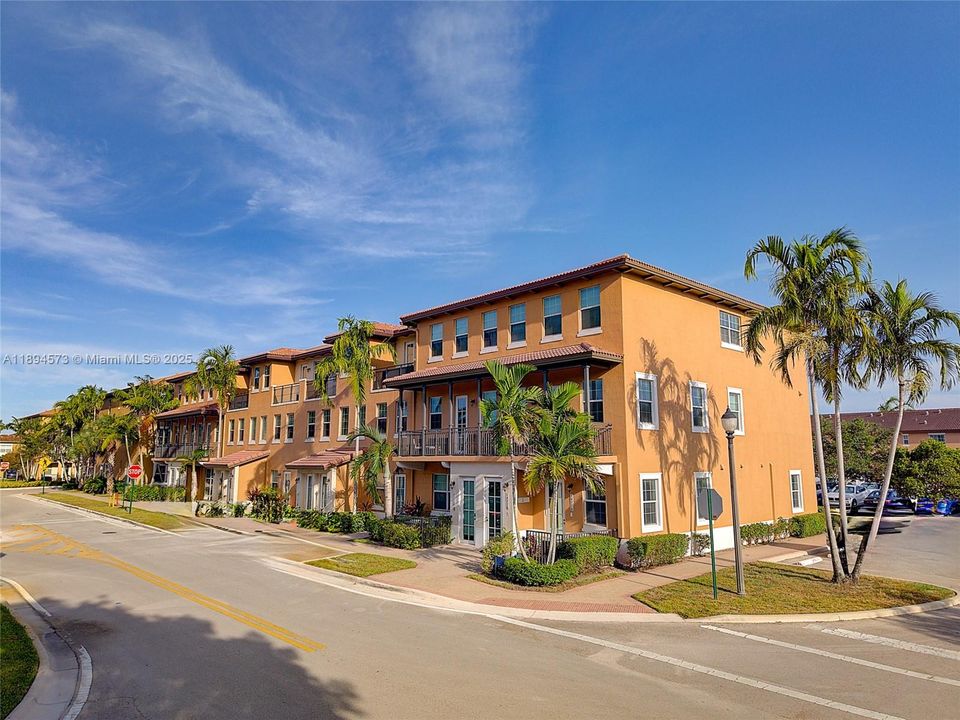 最近租的: $2,550 (2 贝兹, 2 浴室, 1040 平方英尺)