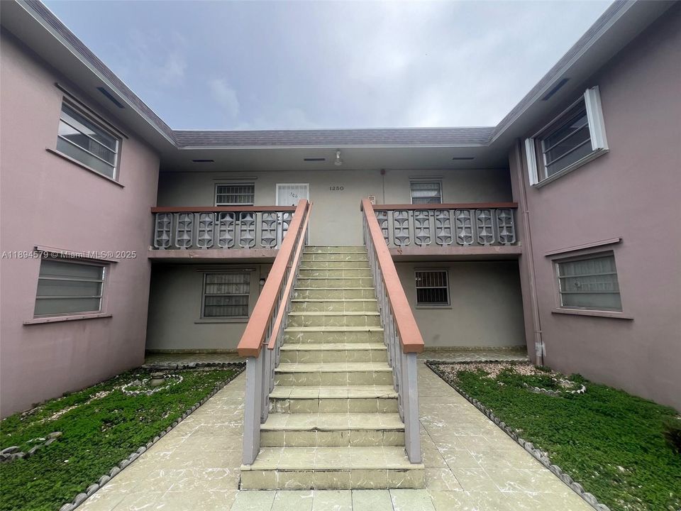 Activo con contrato: $180,000 (2 camas, 1 baños, 890 Pies cuadrados)