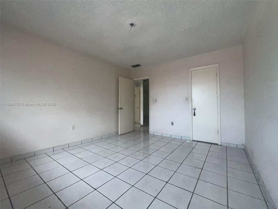 Activo con contrato: $180,000 (2 camas, 1 baños, 890 Pies cuadrados)