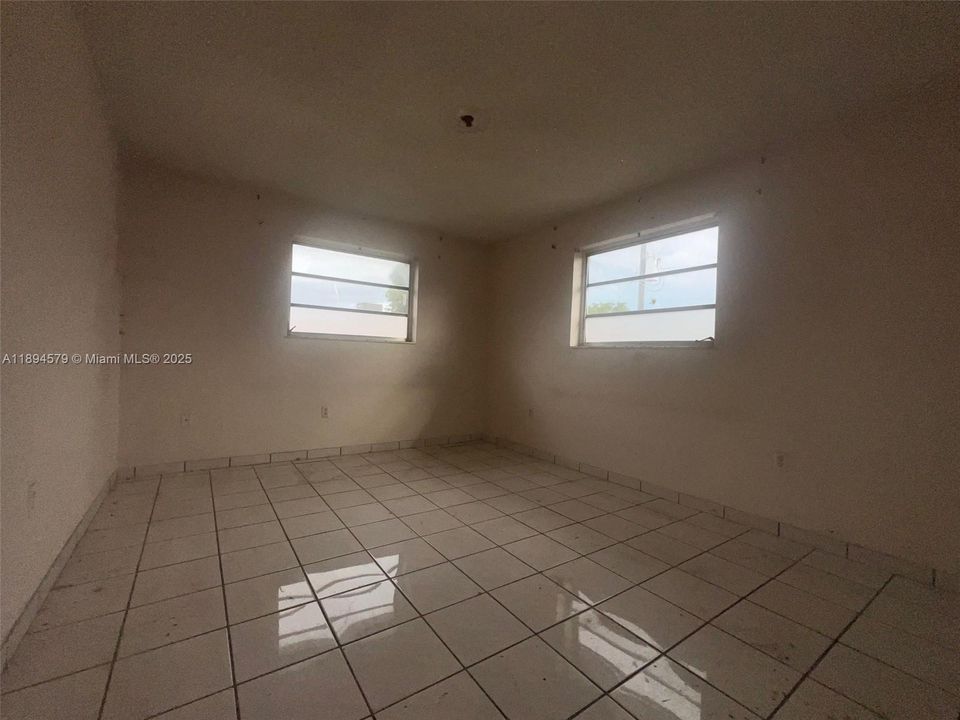 Activo con contrato: $180,000 (2 camas, 1 baños, 890 Pies cuadrados)