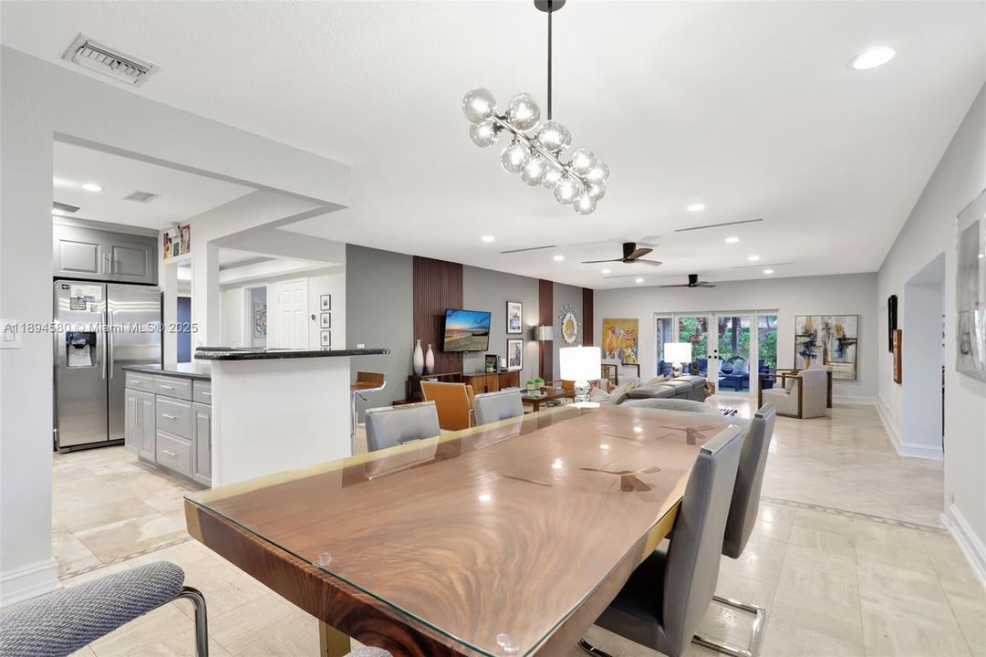 Под контрактом: $550,000 (3 спален, 3 ванн, 2480 Квадратных фут)