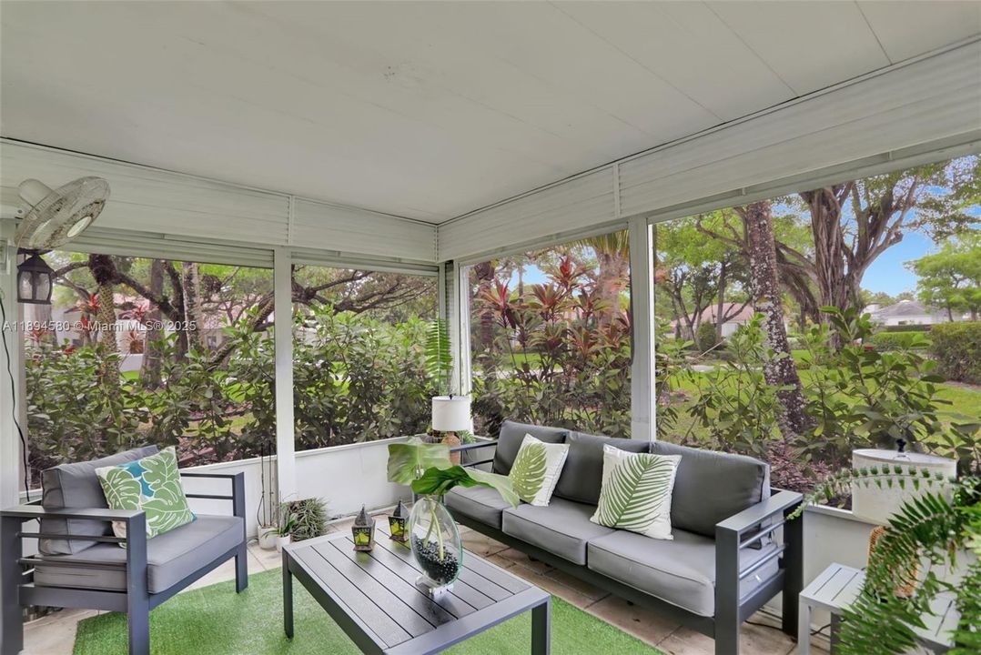 Под контрактом: $550,000 (3 спален, 3 ванн, 2480 Квадратных фут)