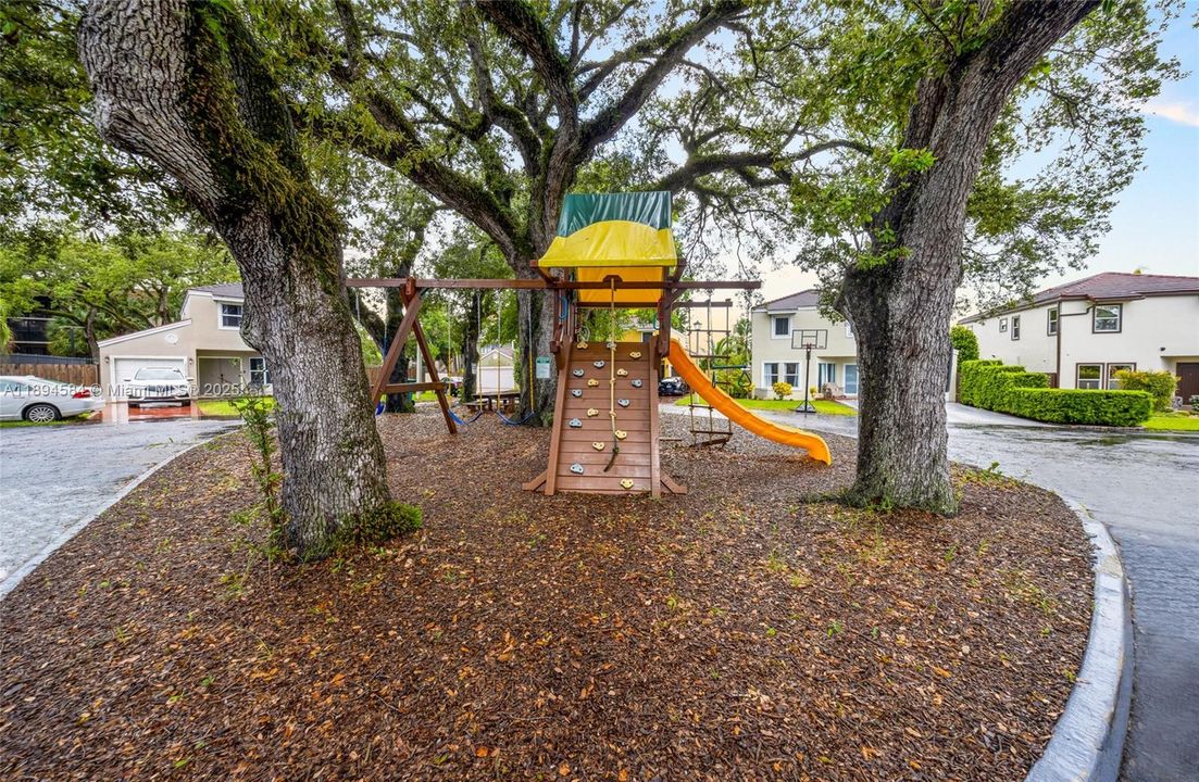 Active With Contract: $580,000 (4 beds, 2 baths, 2009 Square Feet)