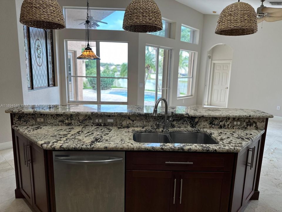 На продажу: $1,050,000 (5 спален, 3 ванн, 2951 Квадратных фут)