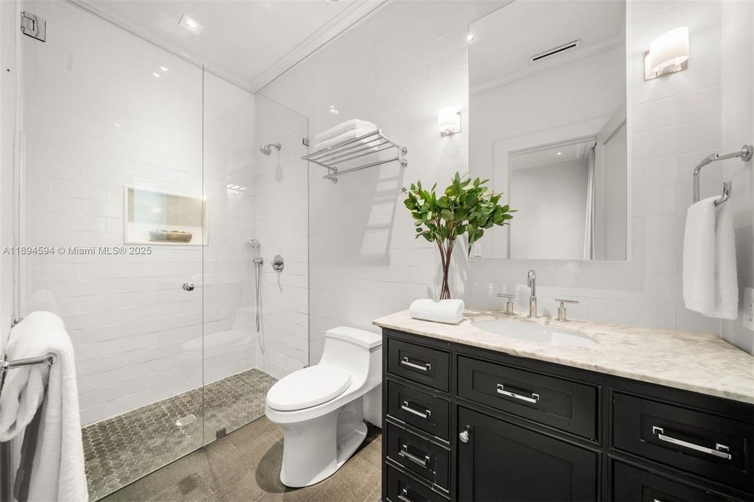 Activo con contrato: $7,990,000 (5 camas, 5 baños, 4081 Pies cuadrados)