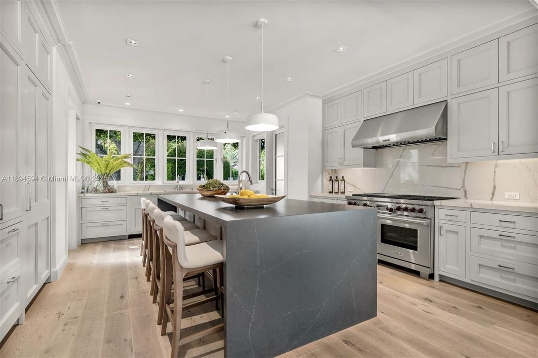 Activo con contrato: $7,990,000 (5 camas, 5 baños, 4081 Pies cuadrados)