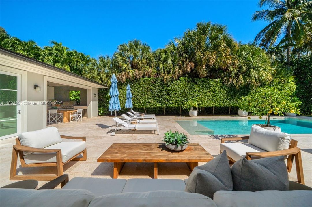 Activo con contrato: $7,990,000 (5 camas, 5 baños, 4081 Pies cuadrados)