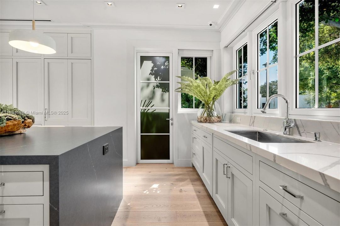 Activo con contrato: $7,990,000 (5 camas, 5 baños, 4081 Pies cuadrados)