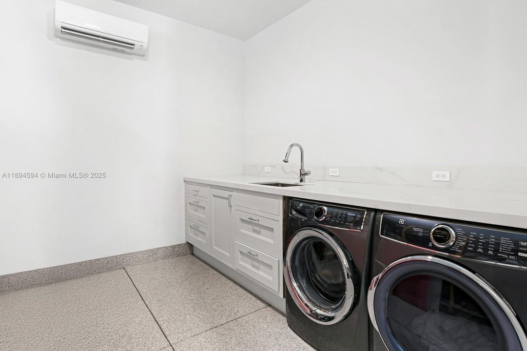 Activo con contrato: $7,990,000 (5 camas, 5 baños, 4081 Pies cuadrados)