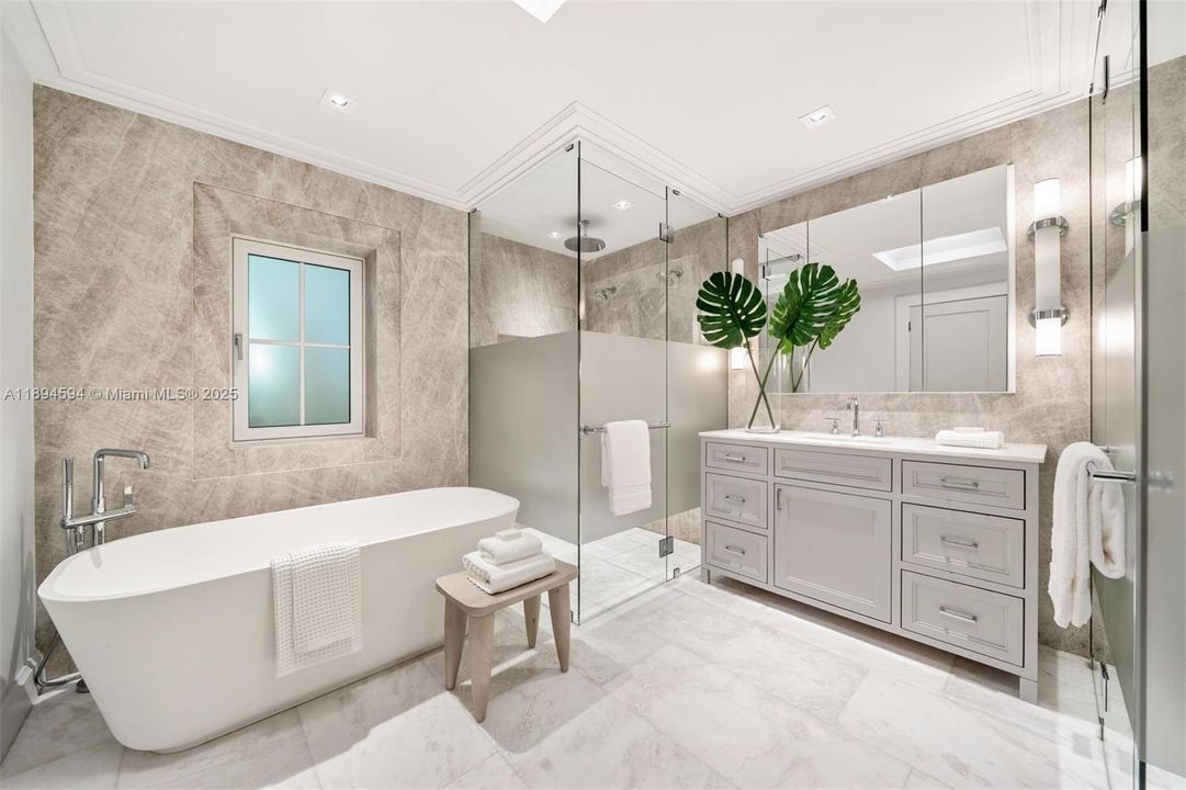 Activo con contrato: $7,990,000 (5 camas, 5 baños, 4081 Pies cuadrados)